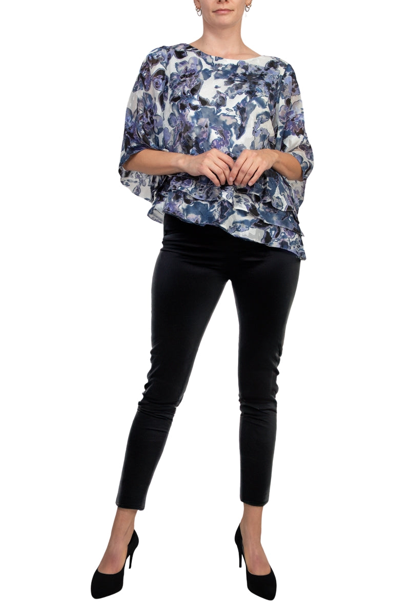 Blusa de gasa con dobladillo de tres niveles, asimétrica, estampado multicolor y mangas 3/4 con escote barco de Alex Evenings