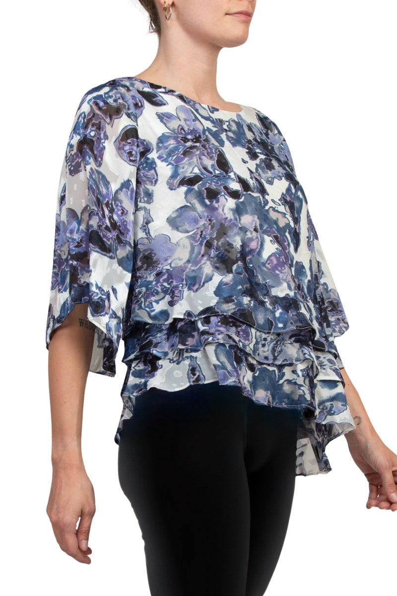 Blusa de gasa con dobladillo de tres niveles, asimétrica, estampado multicolor y mangas 3/4 con escote barco de Alex Evenings