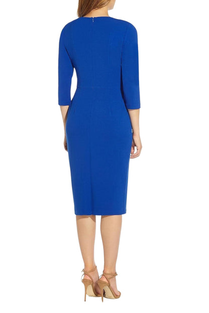 Robe moulante en crêpe uni à col ras du cou et manches 3/4 avec ceinture nouée à la taille et fermeture éclair au dos