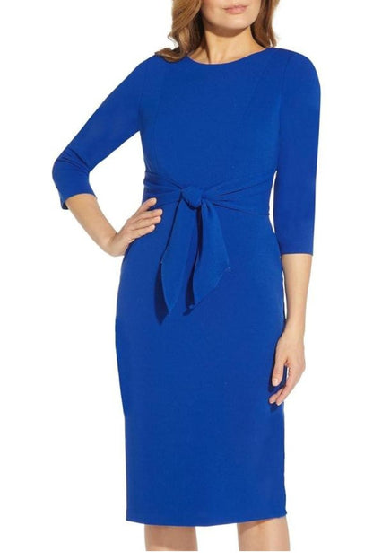 Robe moulante en crêpe uni à col ras du cou et manches 3/4 avec ceinture nouée à la taille et fermeture éclair au dos