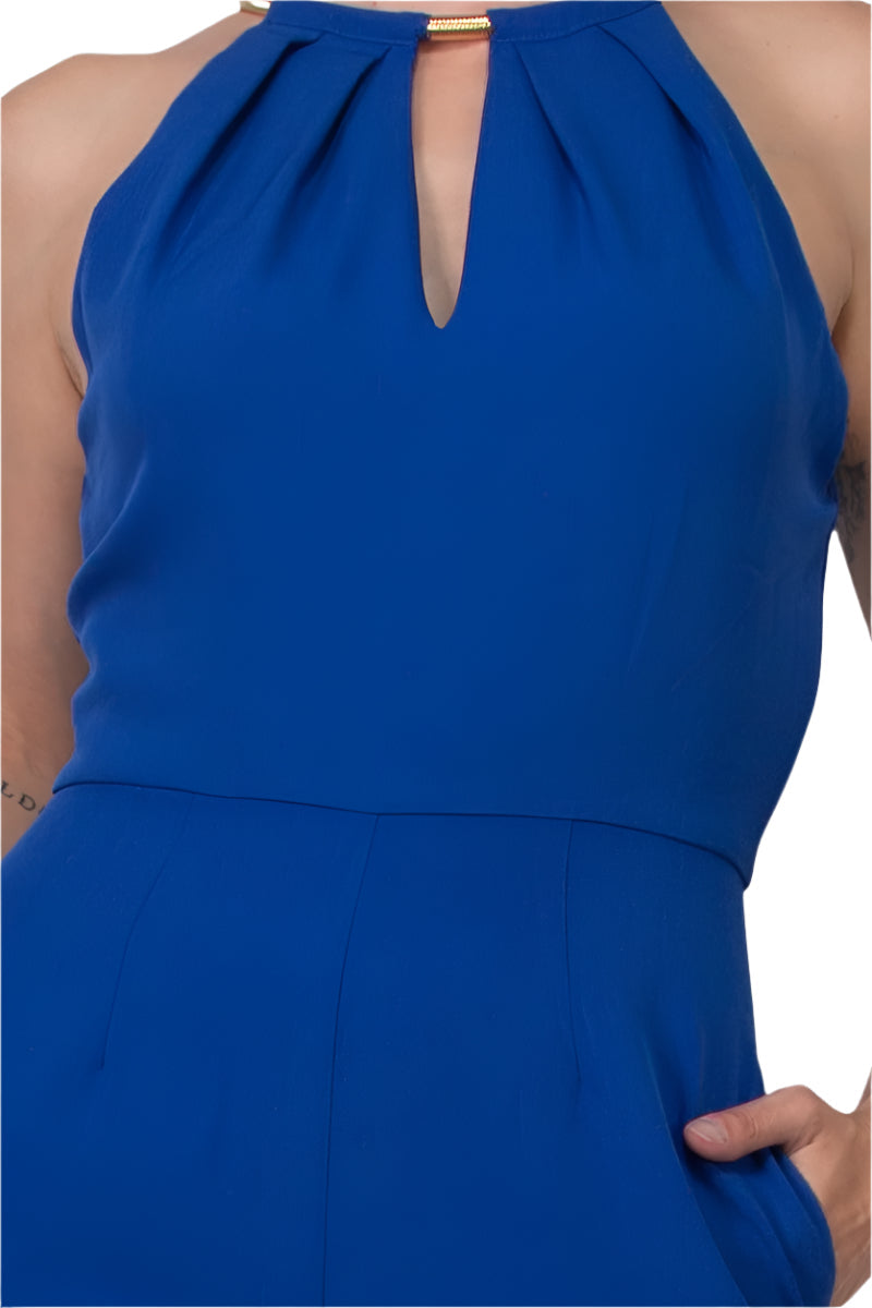 Mono de crepé liso con escote halter, abertura en la parte delantera, sin mangas y con cremallera en la parte posterior, de Donna Ricco